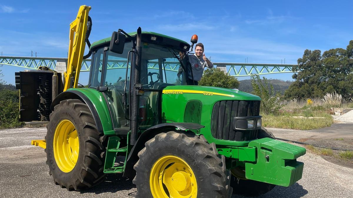 Iván Caamaño se felicita por la consecución del tractor, aunque sea prestado.