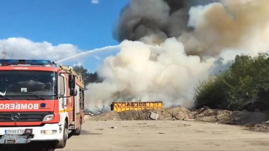 El incendio de basuras en la planta de Emasesa de Tablada sigue activo tras más de 15 horas e invade de humo Triana durante la madrugada