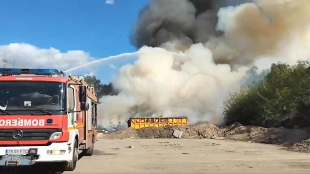 Vídeo | Bomberos actúan en un incendio dentro de la planta de Emasesa en Tablada
