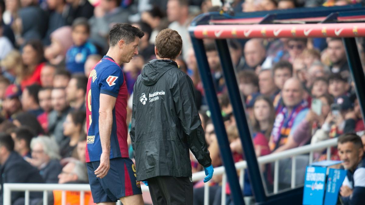 Lewandowski abandona lesionado el césped de Montjuïc en la segunda parte del Barça-Celta.
