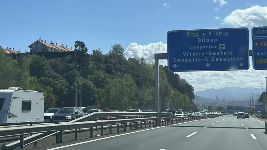Vehículos atascados en la Autovía del Cantábrico en sentido Asturias. | DYA CANTABRIA