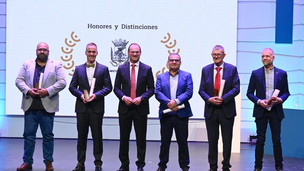 El alcalde de Agüimes junto a los homenajeados, anoche en la entrega de distinciones en el Auditorio del municipio.