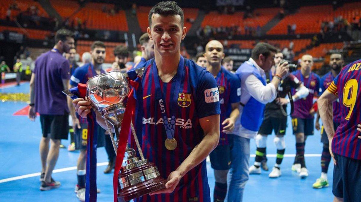 Marcenio, con la Copa de España tras derrotar a ElPozo en la final
