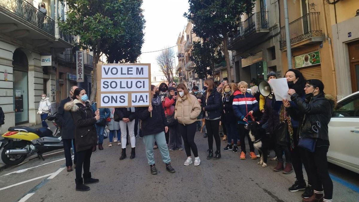 Una quarentena de persones es manifesten davant la seu del Consell Comarcal