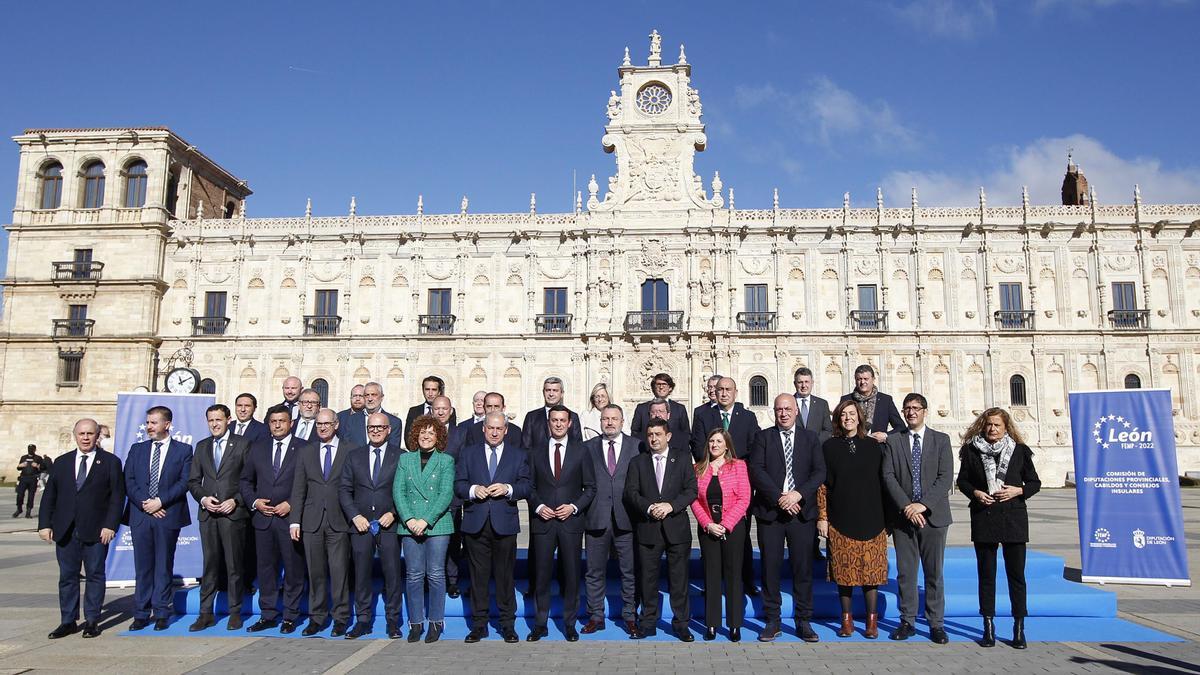 Foto de familia de los presidentes de las diputaciones, cabildos y consejos insulares en León.