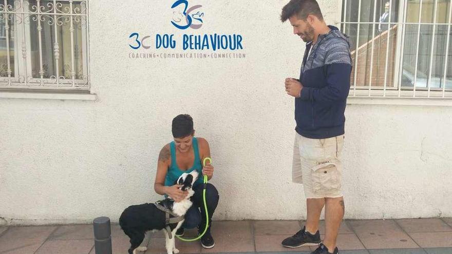 Laura Bartolomé con Sky y el adiestrado Juan Revilla, durante sus clases prácticas.