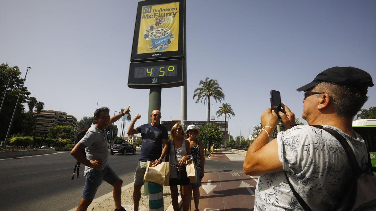 Los termómetros llegaron a marcar 45 grados. / EFE