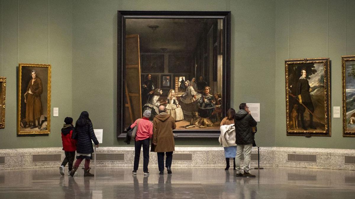 Visitantes ante el gran cuadro de «Las Meninas».