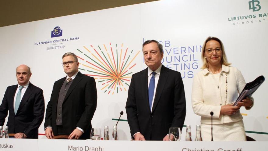 Responsables del BCE, con Draghi en el centro, ayer, tras la reunión en Vilna (Lituania).