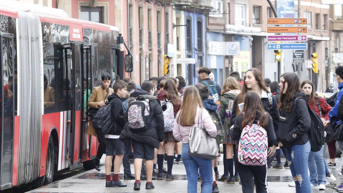 Un grupo de escolares esperan el autobús de Emtusa en la parada de Fomento.