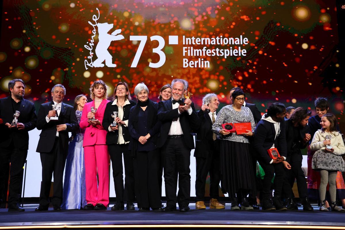 Los ganadores posan en el escenario en la ceremonia de entrega de premios del 73º Festival Internacional de Cine Berlinale en Berlín