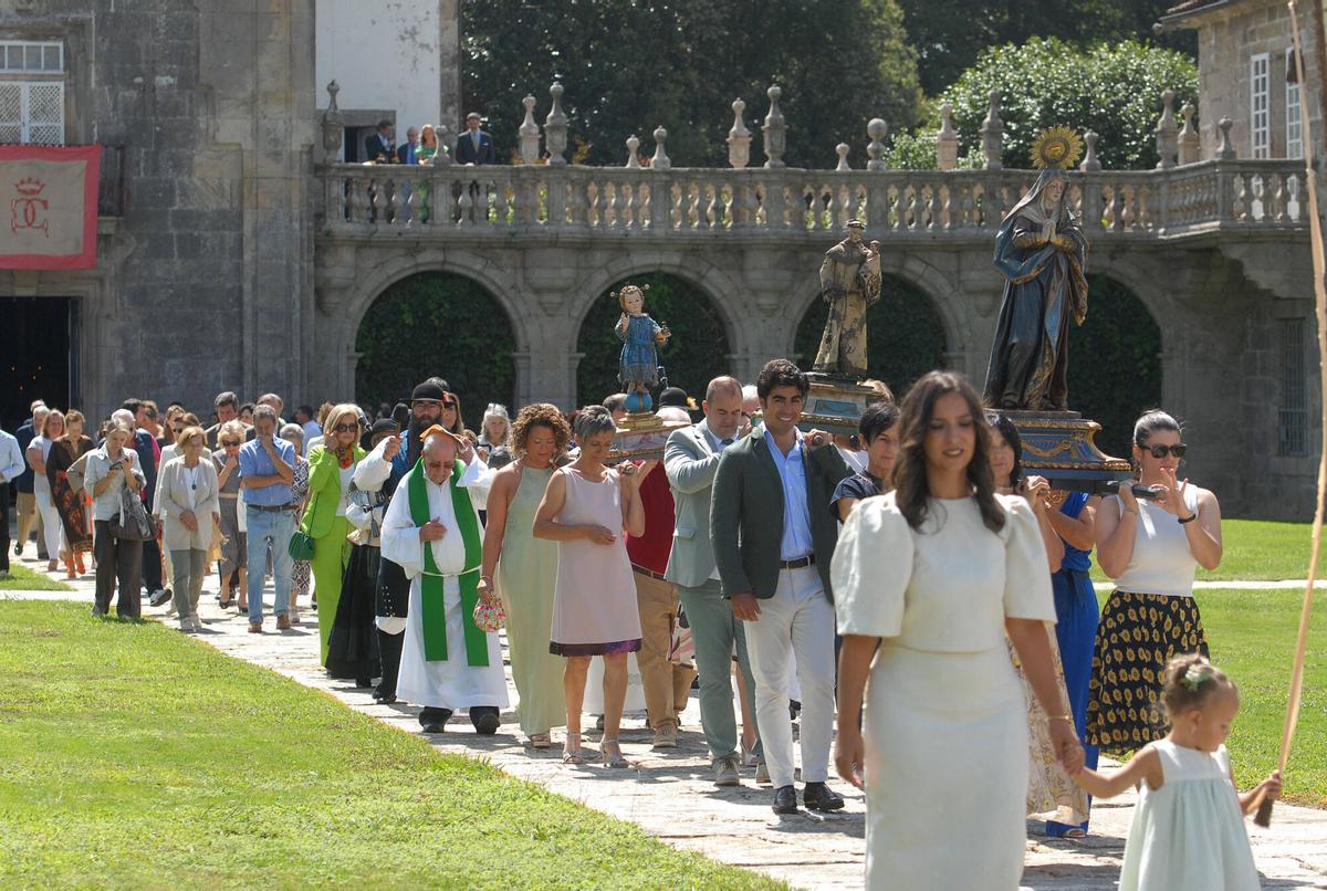 Es el último domingo del mes de agosto, el día más especial del año en el Pazo de Oca. Como marca la tradición y coincidiendo con la celebración del Sagrado Corazón, el duque de Segorbe, Ignacio Medina y Fernández de Córdoba y la princesa María de la Gloria de Orleans y Bragança abren las puertas del conocido como «Versalles gallego» para recibir una vez más a sus amigos. Es el último domingo del mes de agosto, el día más especial del año en el Pazo de Oca. Como marca la tradición y coincidiendo con la celebración del Sagrado Corazón, el duque de Segorbe, Ignacio Medina y Fernández de Córdoba y la princesa María de la Gloria de Orleans y Bragança abren las puertas del conocido como «Versalles gallego» para recibir una vez más a sus amigos.