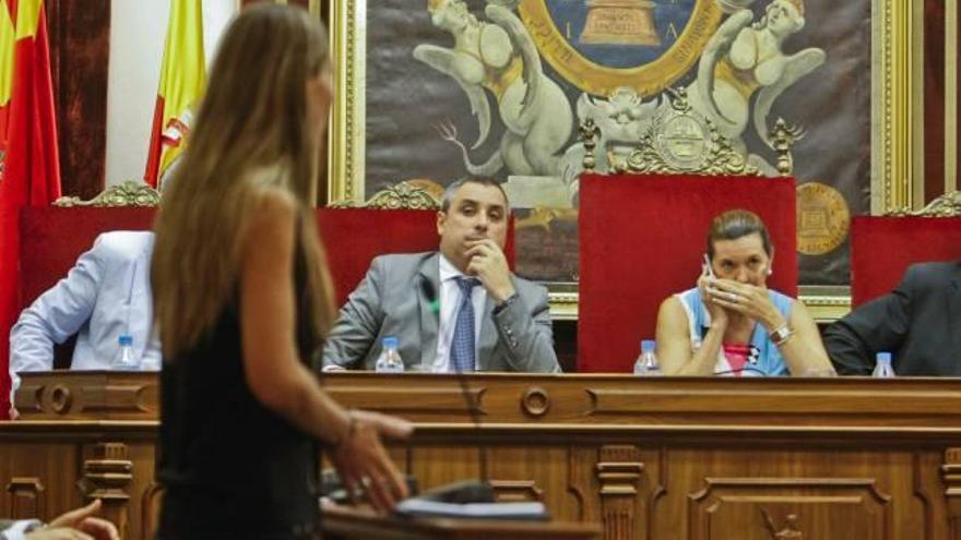 La alcaldesa, hablando por el móvil mientras Martínez intervenía en el pleno, no dirigió la mirada ni una sola vez a su edil