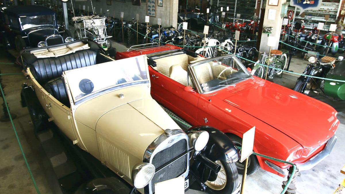 Alguns cotxes i motos de la col·lecció Folgado.