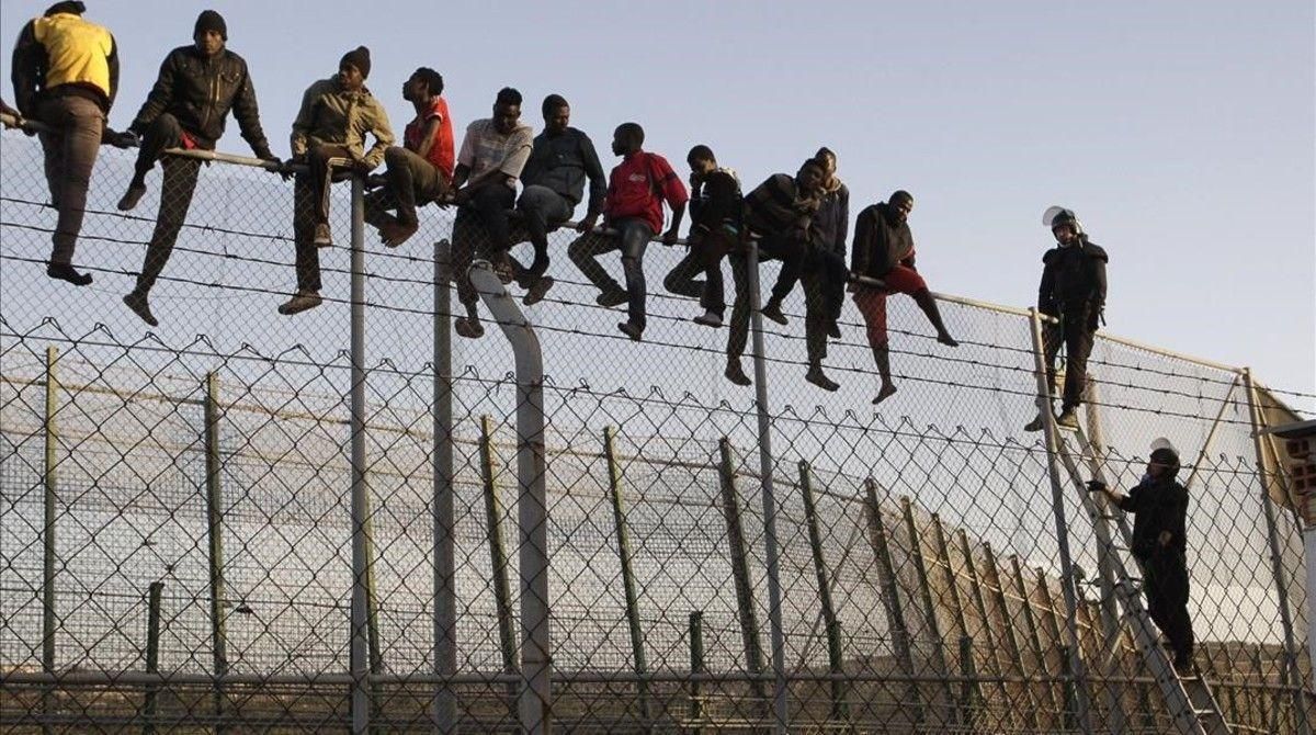Migrantes en una zona próxima a Melilla.