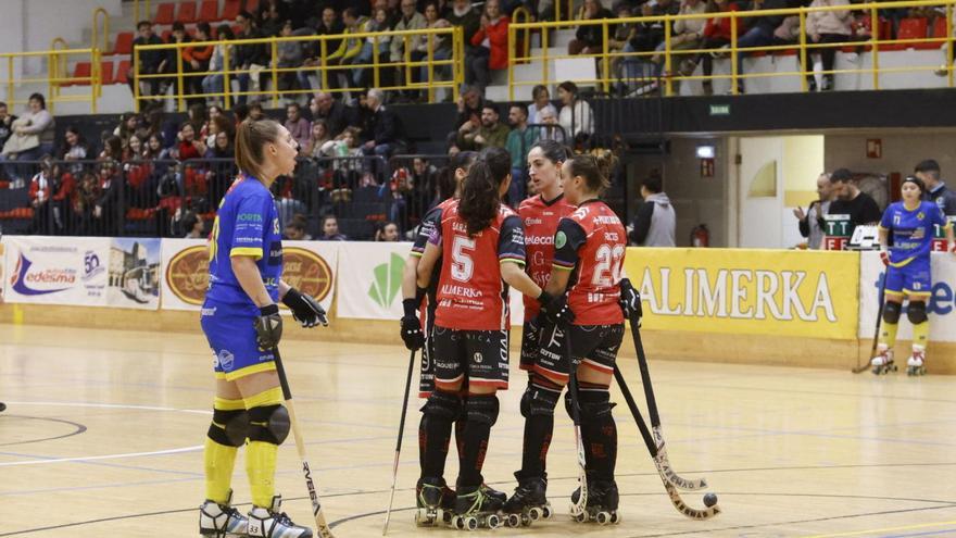 Las jugadoras del Telecable, reunidas durante el partido contra el Uttigen. |