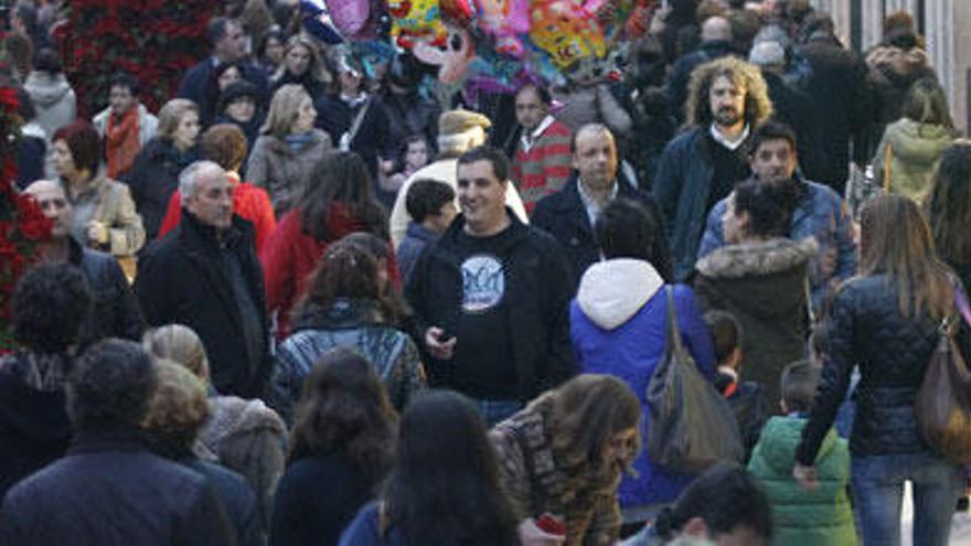 Gente paseando por la calle del Príncipe // GROBAS