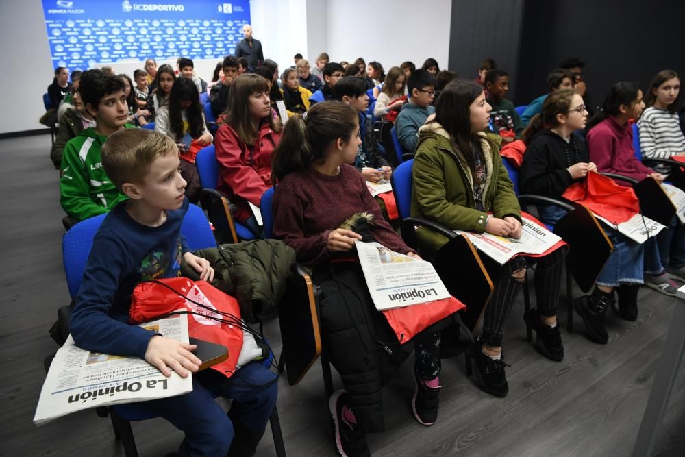 Los estudiantes disfrutaron de la inmersión deportivista que propone el ciclo de encuentros escolares con jugadores del Deportivo 'Os Nosos Valores - Escolas 110% branquiazuis'.