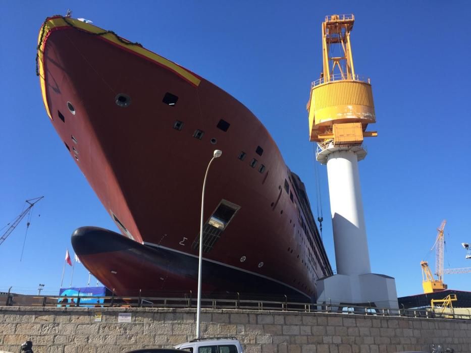 El crucero, momentos antes de la botadura // J. Lores / L. Graña