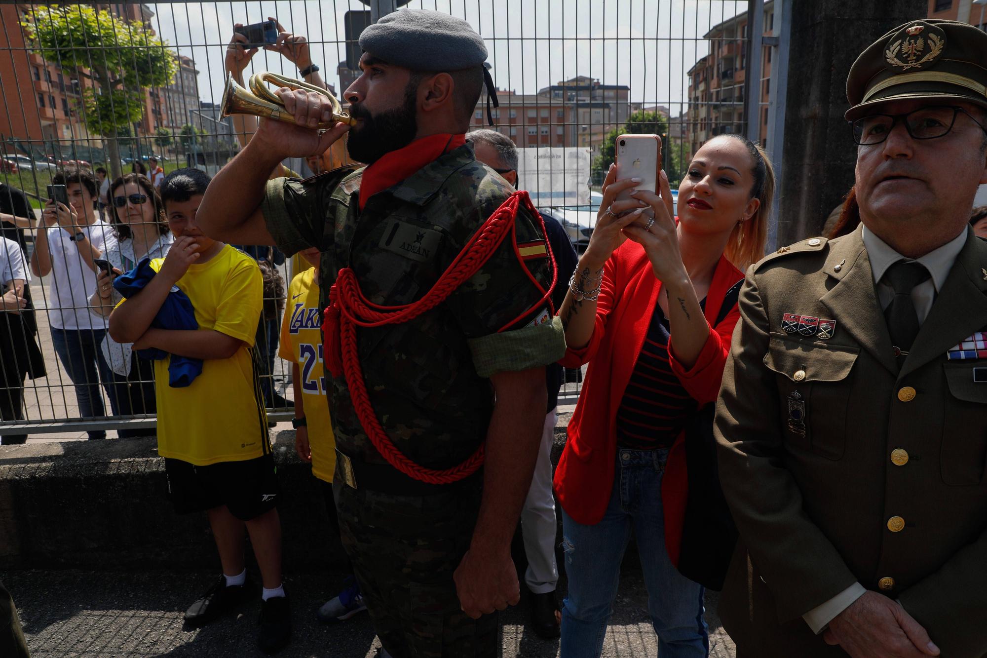 EN IMAGENES: Así fue el izado de bandera en el IES Número 5 de Avilés