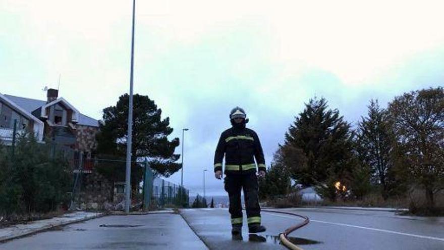 Los bomberos de León, durante su intervención en el escape de gas propano.