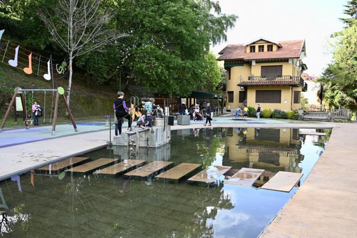 Laguna artificial y parque infantil de la Granja de Briz, situados frente a la fachada trasera del edificio principal. | // RAFA VÁZQUEZ