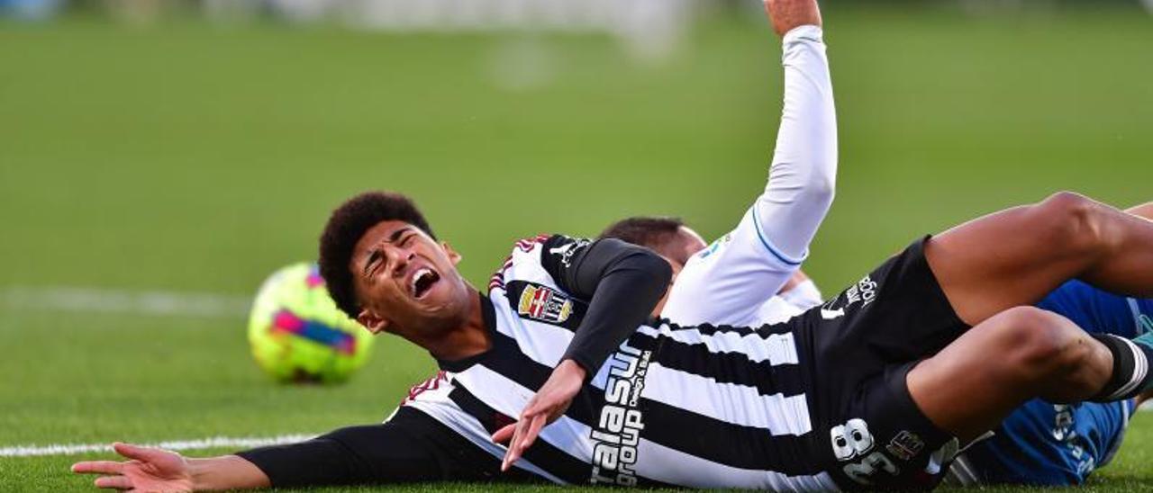 El debutante Óscar Ureña cae al suelo durante el partido ante el Tenerife. | FC CARTAGENA