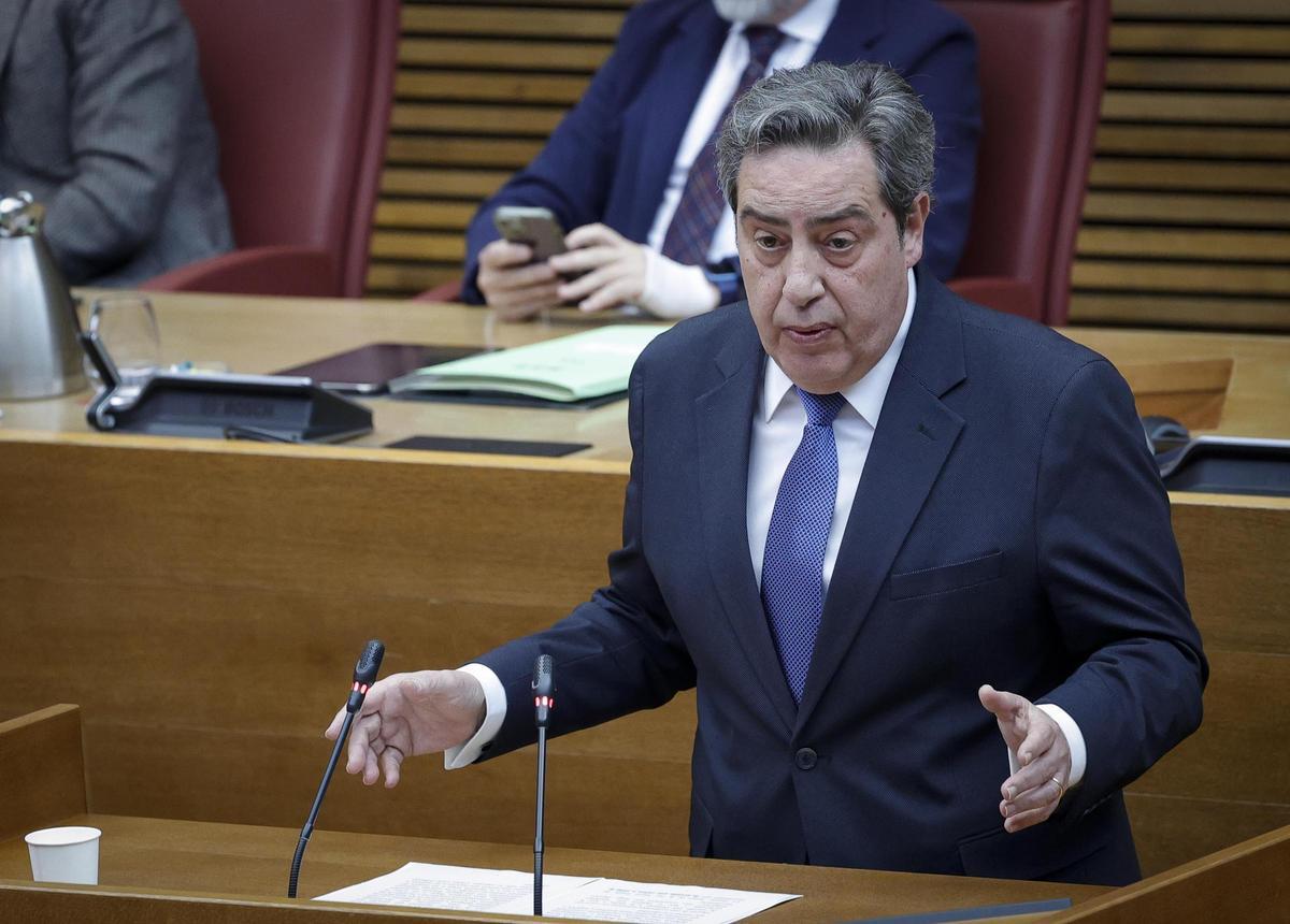 El síndic de Vox en las Corts, José María Llanos, defiende su PNL sobre el burka, este miércoles.