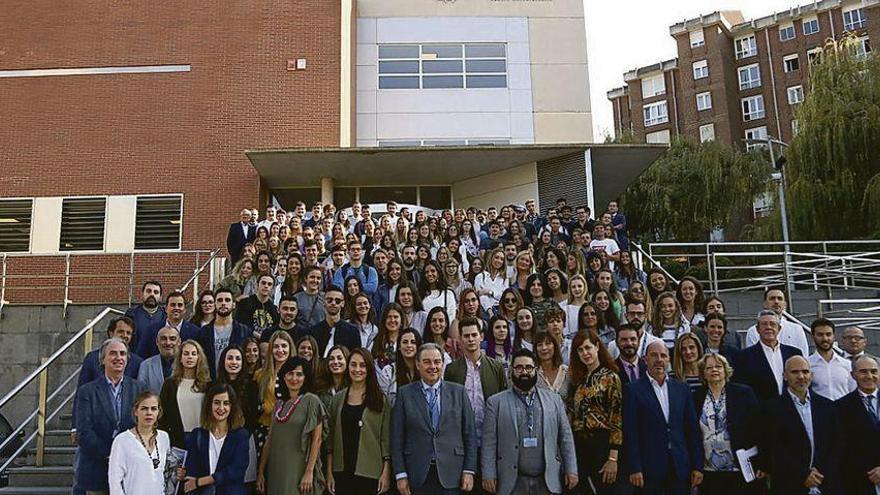 Grupo de docentes y estudiantes del Centro Universitario CESINE de Santander.