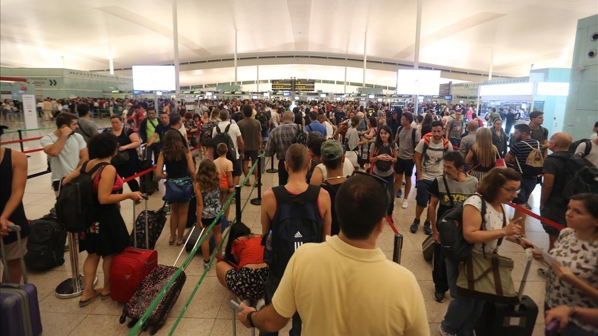 Colas para pasar el control de seguridad en la T1 del aeropuerto de El Prat, el pasado jueves.