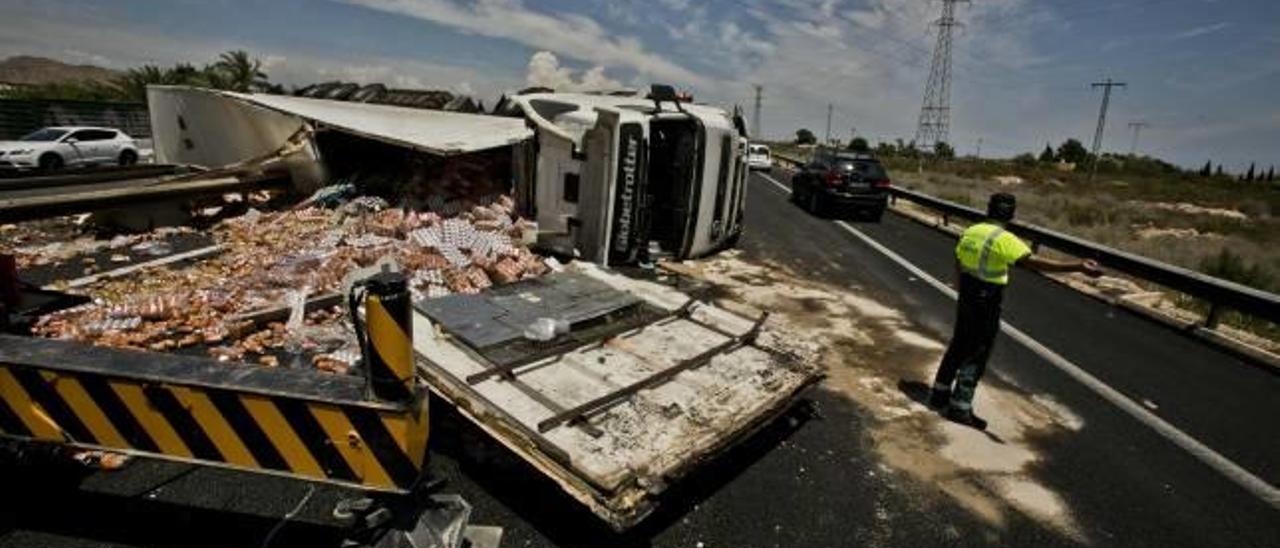 Imagen de archivo de un camión accidentado mientras transportaba una carga alimentaria en la autovía A-7 en Elche