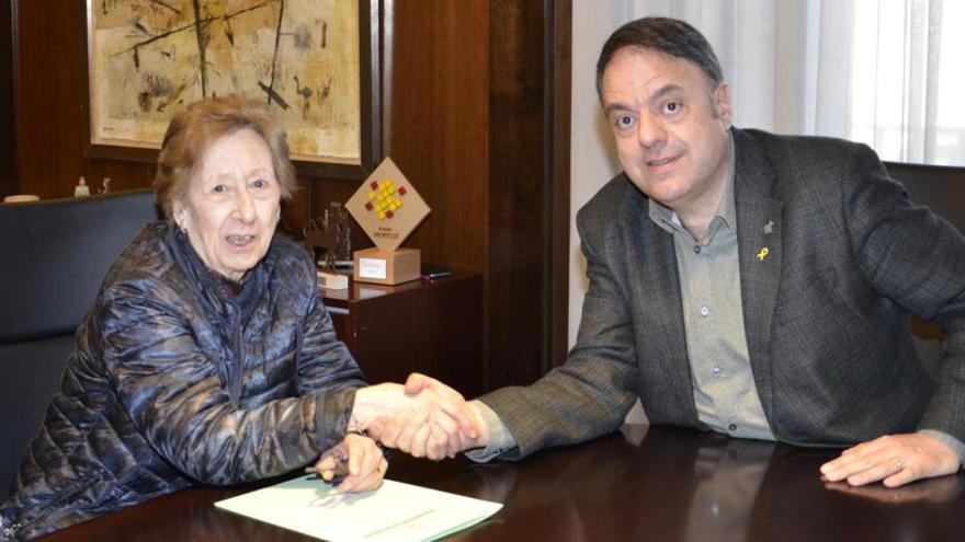 Moment de la firma de la donació dels pergamins entre Mercè Roca i Valentí Junyent