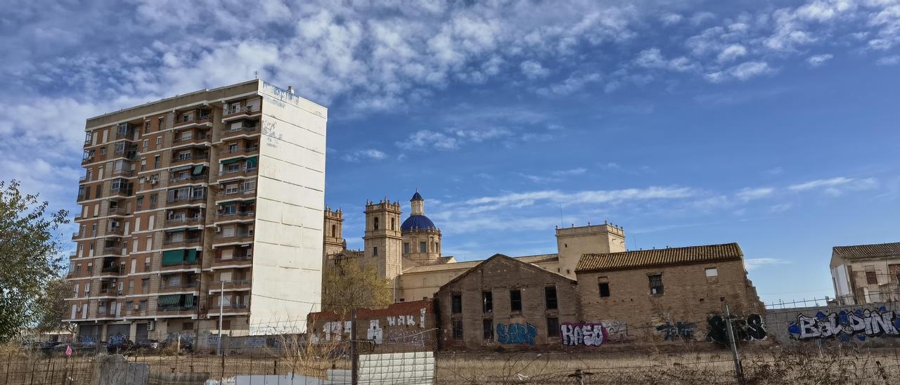 San Miguel de los Reyes y el edificio que será demolido según el proyecto del Ayuntamiento de València.