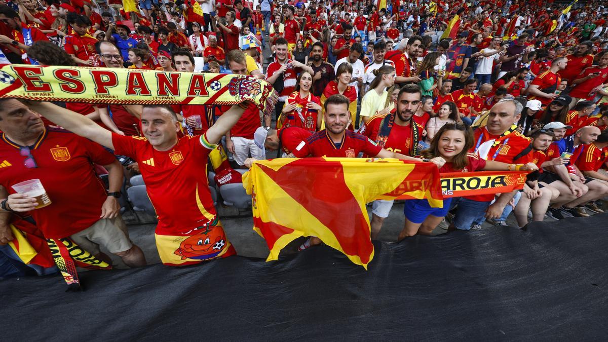 Aficionados españoles en las gradas antes del partido de semifinales de la Eurocopa de fútbol