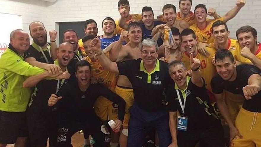 Ledo, agachado, celebra la victoria junto al resto de la selección.