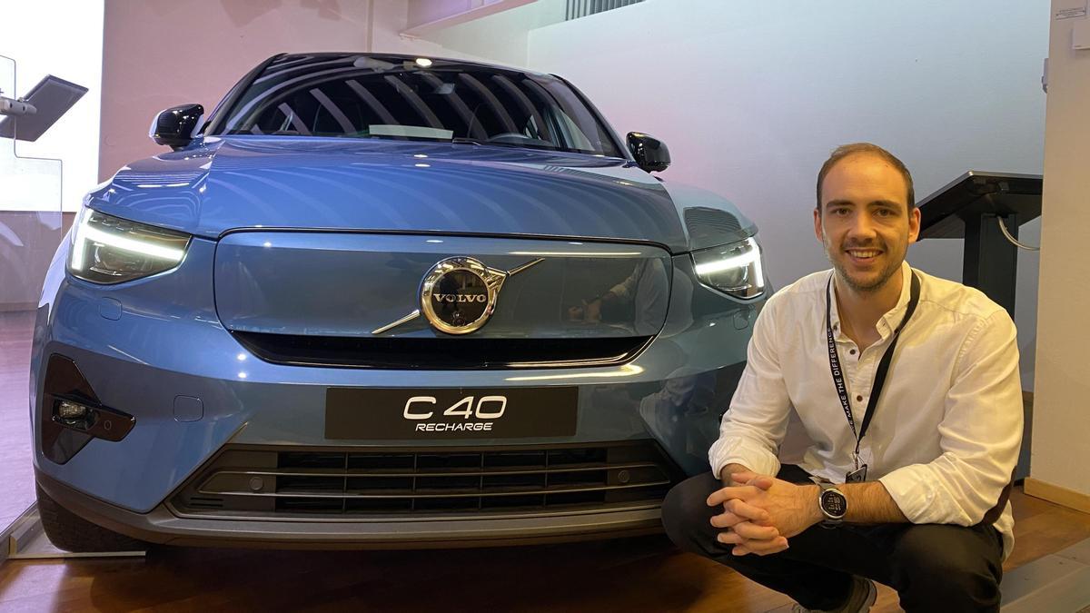 El cacereño posa junto a un Volvo en el lugar donde trabaja, en Gotemburgo (Suecia).