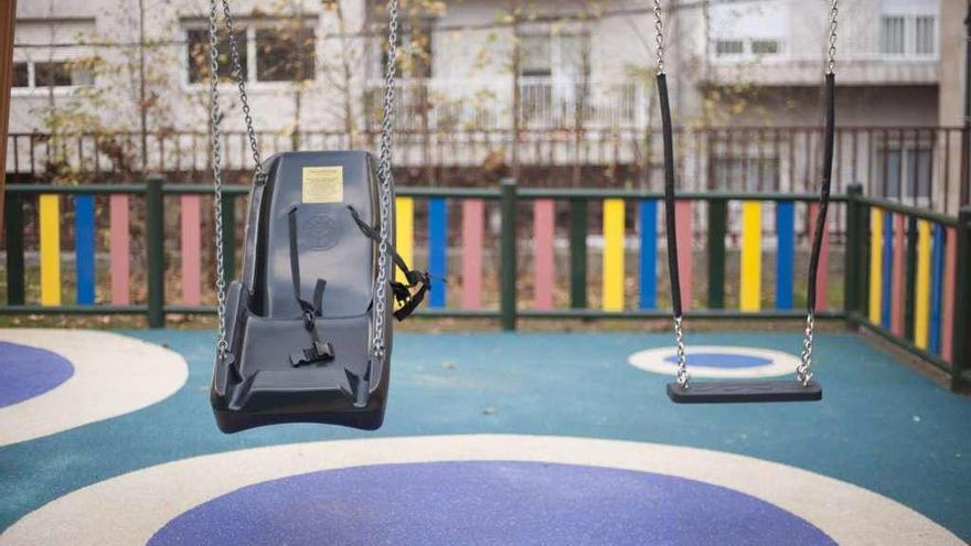 Un parque infantil vacío en la ciudad de Ourense. // Brais Lorenzo