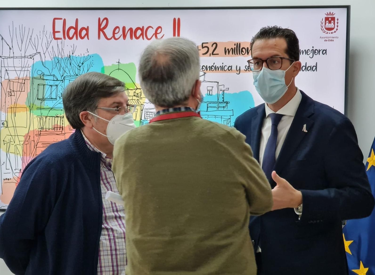 El alcalde Rubén Alfaro conversando con el concejal Eduardo Timor y el director del área de Gerencia, Aniceto Pérez.