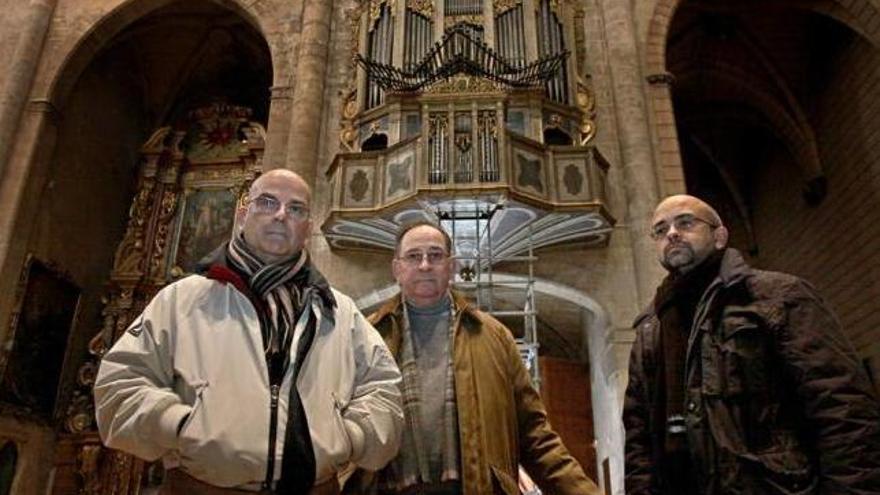 El nuevo organista de la Seu, Bartomeu Mut, a la derecha, bajo el órgano histórico de la iglesia de Santa Creu de Palma.