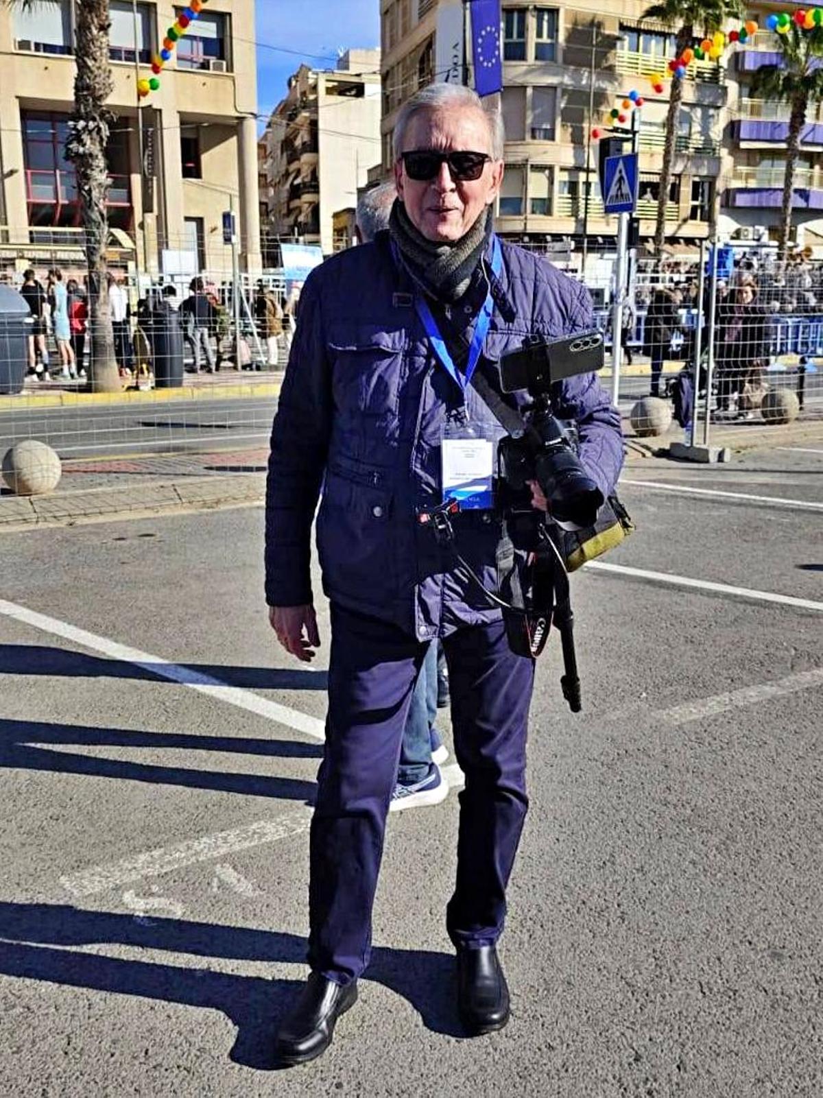 Rafael Bonmatí con su cámara durante unas fiestas patronales