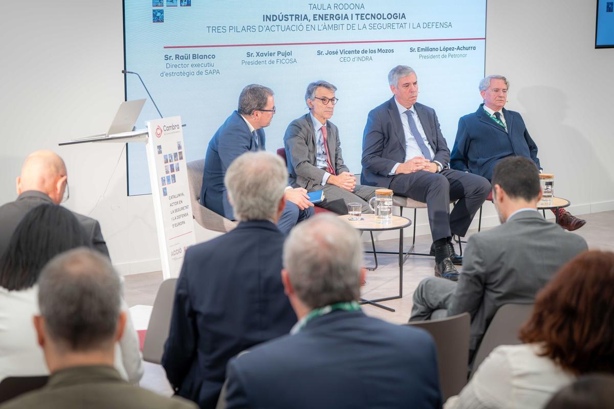 Mesa redonda empresarial sobre industria, energía y tecnología con la participación de Xavier Pujol, de Ficosa; José Vicente de los Mozos, de Indra, y Emiliano López-Achurra, de Petronor.