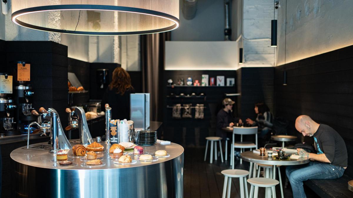 La isla central cilíndrica del nuevo local de Hidden Coffee Roasters, en la Travessera de Gràcia, 101.