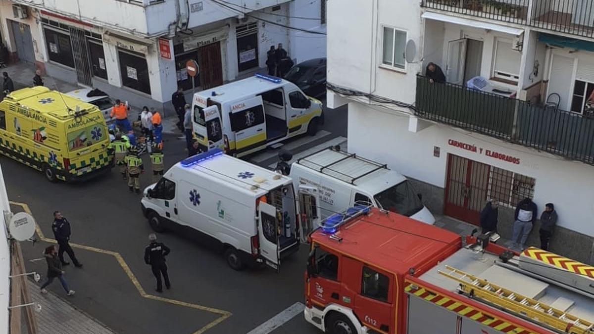 Efectivos desplazados al lugar del suceso, en la avenida Marqués de Paterna de Mérida.