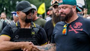 El líder de los Proud Boys Enrique Tarrio (izquierda) y su socio Joe Biggs durante un acto de protesta en Portland, Oregón. 