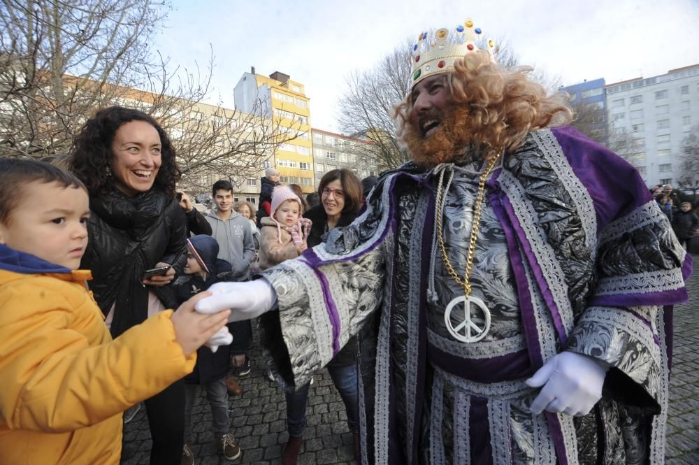 Los Reyes Magos recorren la ciudad desde O Castrillón hasta la plaza de María Pita.