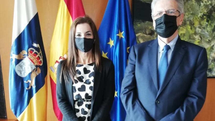 Mónica Ceballos junto a Julio Pérez, tras su toma de posesión hoy en Santa Cruz de Tenerife como nueva directora de Relación con la Administración de Justicia.