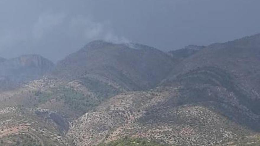 Controlado el incendio provocado por un rayo en la Vall de Laguar