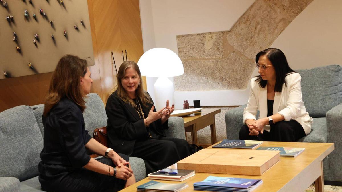 La presidenta de las Corts, Llanos Massó, recibe a la embajadora israeli en las Corts, este martes.