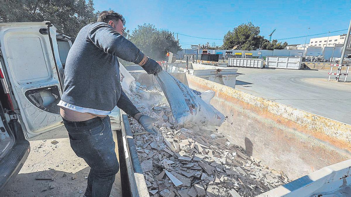 Las instalaciones del actual ecoparque en Agua Amarga serán renovadas.