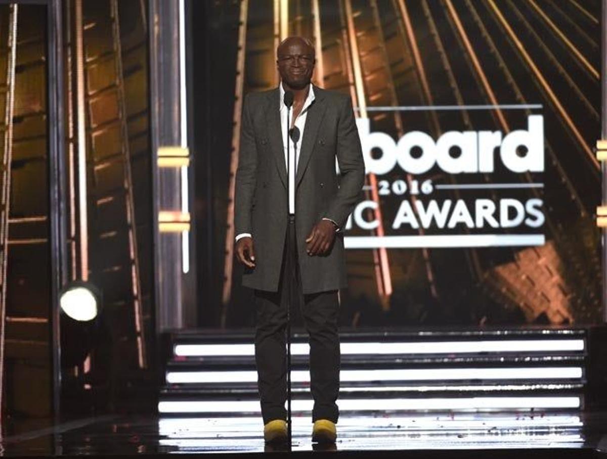 Seal presenta el premio Icon Award en los Billboard Music Awards.